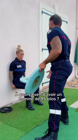 Voilà comment utiliser un homme de 95kilos 💪  Le plus chiant, c’est de le ranger🤣🫣 #beast #stronggirl #fitgirl #fitnessgirl #muscle    