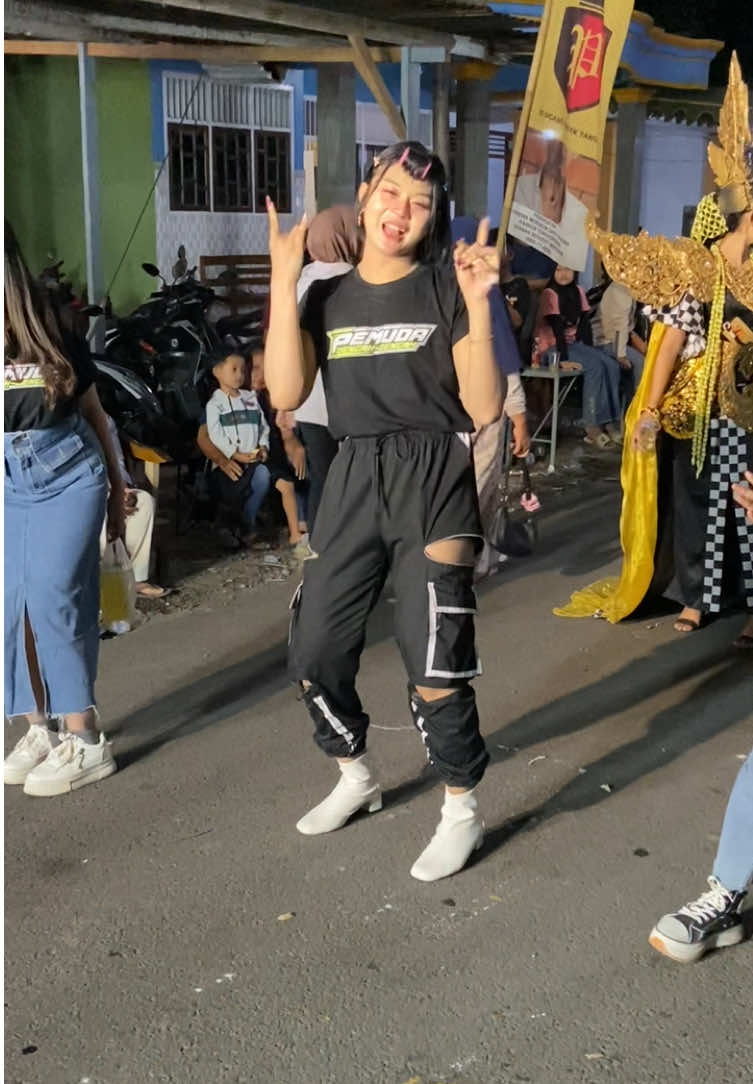 Penampilan cece nizar #karnaval #dancerkarnaval #soundhoreg 
