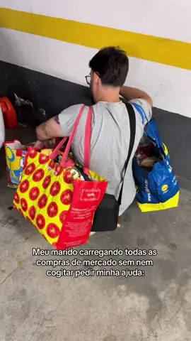 Quase caiu com tanto peso, mas foi que foi. Fazer duas viagens, jamais 😂😂 #marido #casamento #fy 