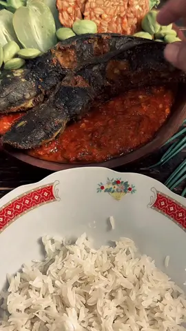 Pecel Lele Lamongan adalah makanan khas Kabupaten Lamongan, Jawa Timur, yang terdiri dari ikan lele goreng disajikan dengan sambal tomat pedas, nasi putih atau nasi uduk, dan lalapan mentimun, pete, kol, kemangi, dan kacang panjang. Makanan ini sangat populer dan mudah ditemukan di seluruh Indonesia, terutama di kota-kota besar, karena harga yang terjangkau dan cita rasanya yang khas.  #tanahjawa #sukujawa #jawapremium #adatjawa #budayajawa #kulinerjawa #pecellelelamongan #lamongan 