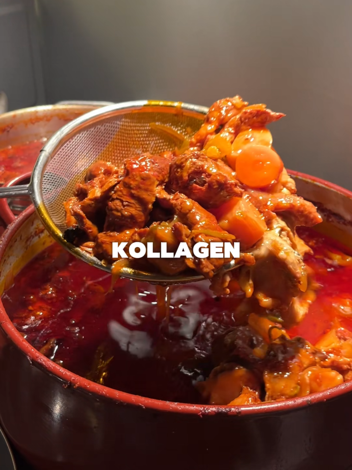 Kollage wird gerade von allem promoted und das nicht ohne Grund: verbessert deine Haut kräftigt deine Fingernägel ist gut für deine Sehnen und deine allgemeinen Gesundheit Es ist ein wichtiges Protein, welches in eine gesunde ausgewogene Ernährung gehört. Wie bei dieser Jus, kannst du Kollagen aber auch sonst aufnehmen- ganz ohne Pulver. #ernährung #gesundheit #protein #jus #kollagen #bouillon