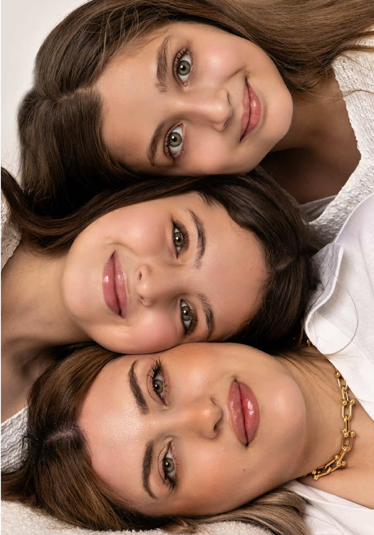 Save this for your next family photoshoot ❤️ #family #photography #abudhabi #uae #photographer 