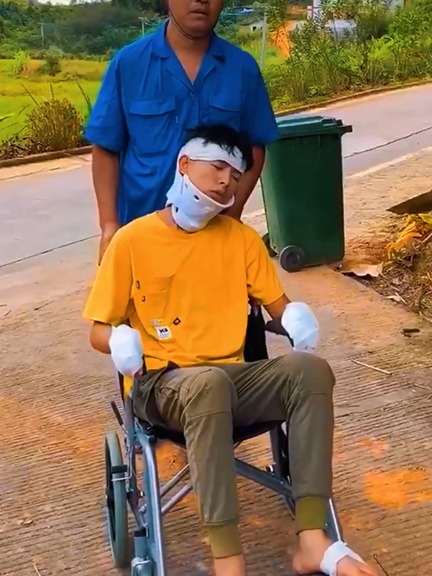 funny Chinese people making fun #comedy #funmaking #trending #funniest #chines @Funny Official 