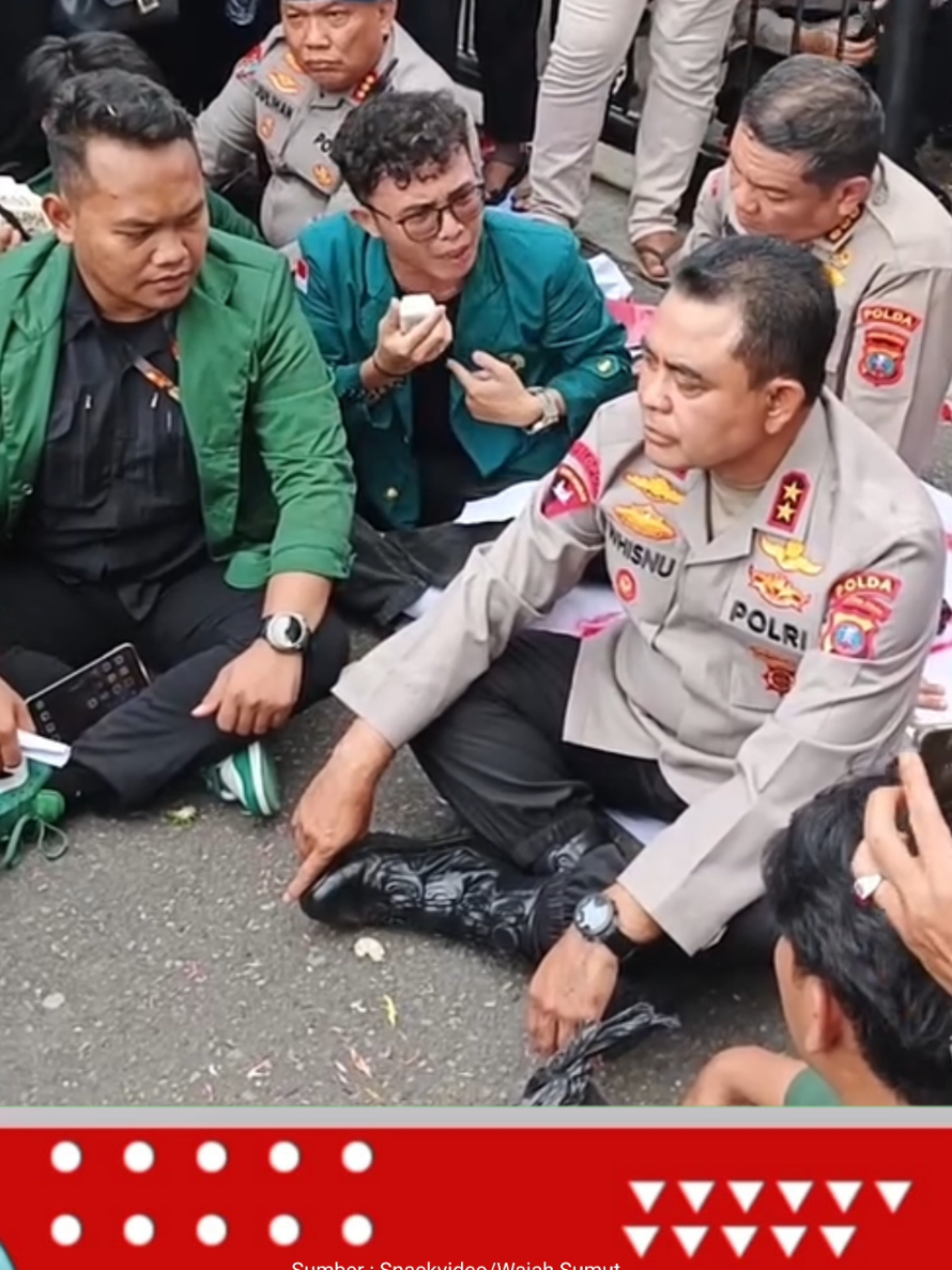 Mahasiswa Universitas Sumatera Utara (USU) berunjuk rasa di depan pintu masuk Polda Sumut, Senin (1/9/2025). Mereka membawa spanduk tuntutan, berorasi lantang, bahkan menaburkan bunga ke arah polisi yang berjaga di balik pagar besi. Tak lama kemudian, Kapolda Sumut Irjen Whisnu Hermawan Februanto keluar menemui massa. Uniknya, ia tidak berdiri di podium, tapi memilih duduk di atas spanduk bekas bersama mahasiswa. Dalam momen penuh ketegangan itu, Kapolda dengan tegas menyatakan: “Kalau Kapolri keluarkan TR hari ini, saya siap pindah. Saya siap mundur bila diminta.” Sontak suasana jadi hening sesaat, mahasiswa pun terkejut dengan jawaban tersebut. Aksi damai ini jadi sorotan karena jarang ada Kapolda yang berani duduk sejajar dan berdialog langsung dengan mahasiswa di tengah demonstrasi. #KapoldaSumut #AksiMahasiswa #ViralMedan #BeritaViral #MedanUpdate   