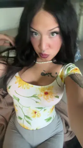 I go both ways 🧏🏽‍♀️🤏🏽 #jennifercheck #fyp #meganfox 