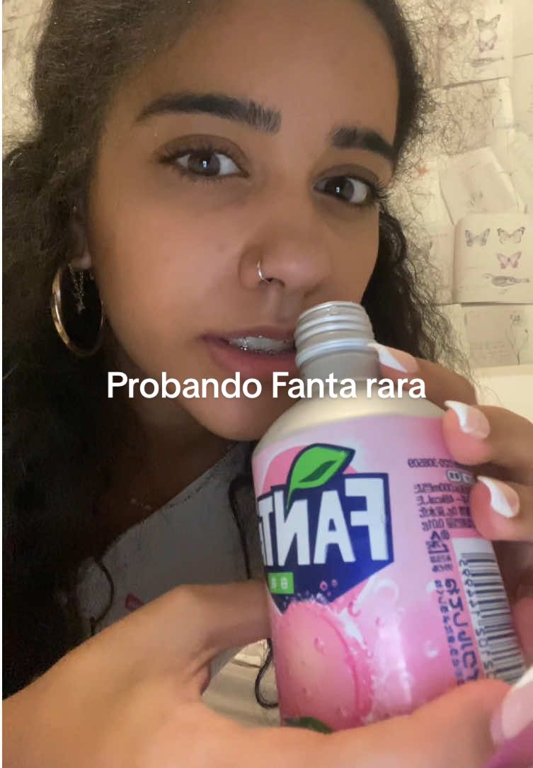Probando una fanta rosa rara que he comprado en francia 