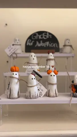 i lovee love love halloween season! i can’t wait for all the fun things i’m going to do and all the cute content 🥹 #autumn #bermonths #september1st #halloween #fallvibes 