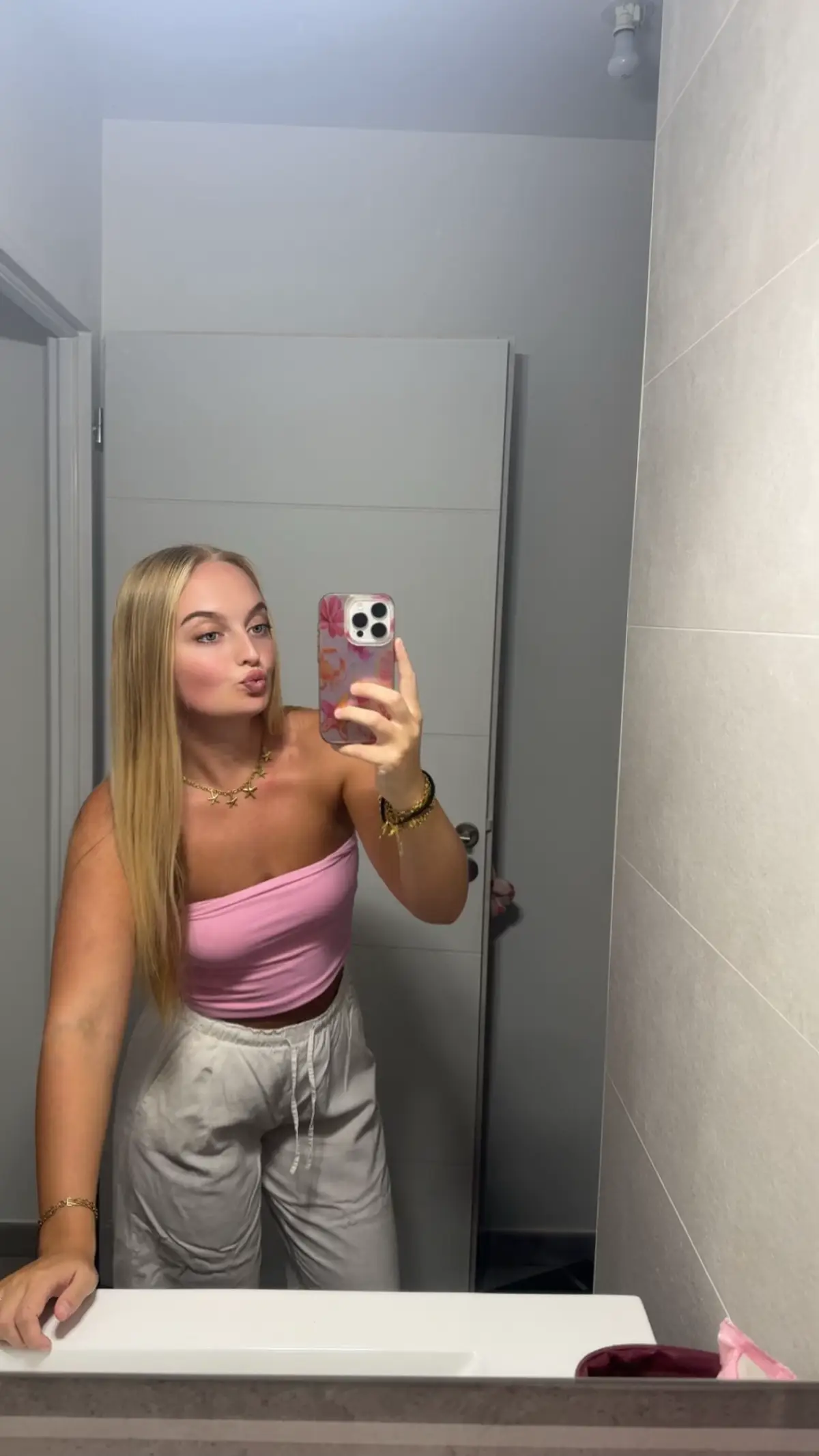 Look du jour 💞👛 Pour mon dernier jour de travail .. vives les vacances ⛱️ Bandeau @ZARA  Pantalon @BERSHKA  #pink #blonde #white #fyp #look 