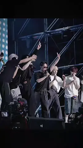 vibin' with #seventeen17_official #svt #pledisentertainment 