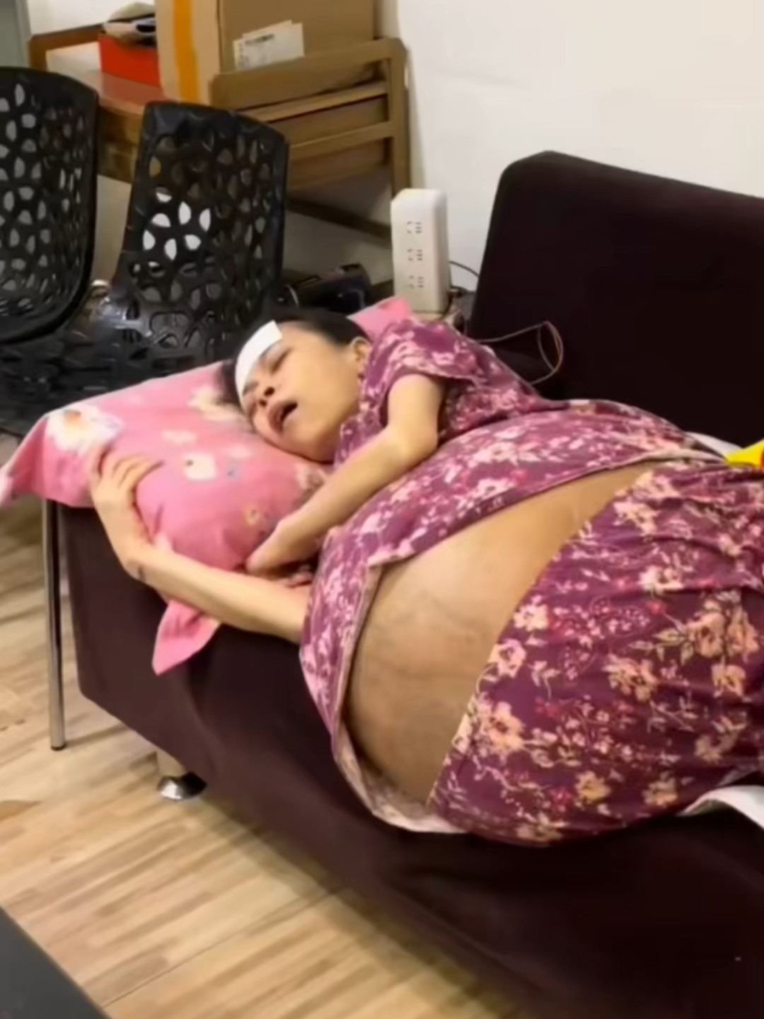 M-Esta mujer pensaba que estaba embarazada de 10 bebes #usarmy #facebookreelsviral #viralreelsシ