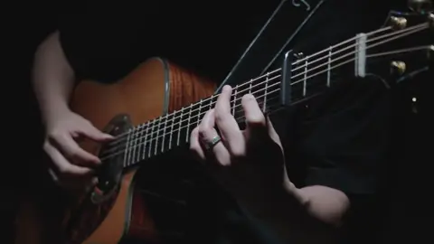 Trình diễn bởi 奥特慢走 Source Douyin Chúc bạn nghe vui vẻ!!!  #GuitarCover #Trạmđàn #guitar #fingerstyle #tramdan 