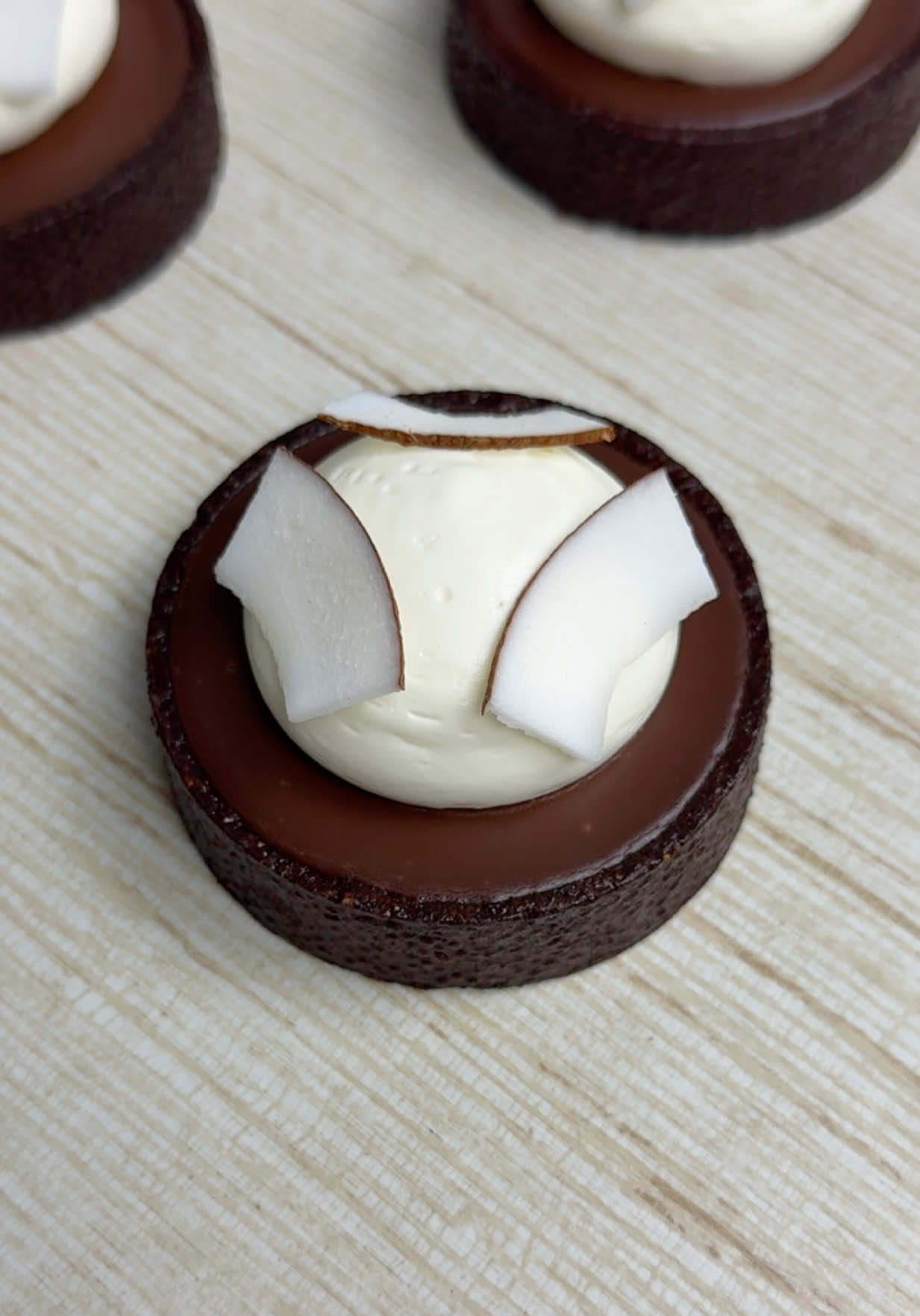 🇫🇷 Tartelette chocolat coco. Recette dans mon e-magazine, édition chocolat. Lien dans la bio ou commente « recette » 🇬🇧 Chocolate coconut tartlet. Recipe in my e-magazine, chocolate edition. Link in bio or comment “recipe” 🇪🇸 Tartaleta chocolate y coco. Receta en mi revista digital, edición chocolate. Enlace en bio o comentario 