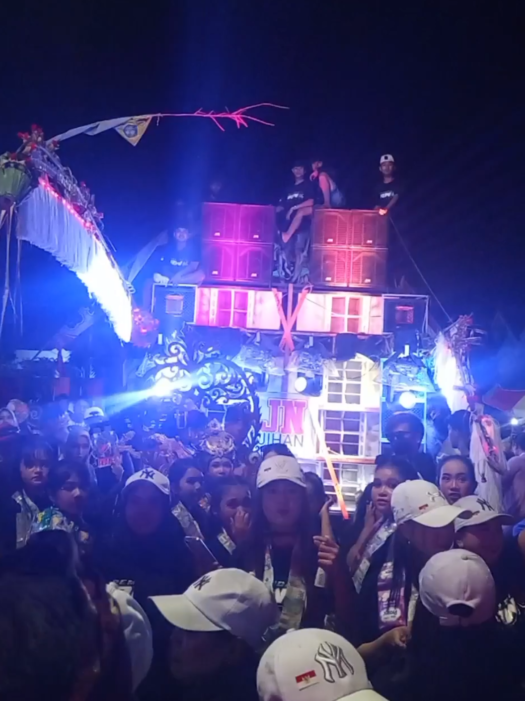 BATTLE JIHAN AUDIO VS NYAPSAP AUDIO Karnaval Jatisari Jenggawah @JIHAN AUDIO AKUN REAL @NYAPSAP AUDIO #battlesound #soundjember #soundhoregjawatimur #karnaval #fyp 