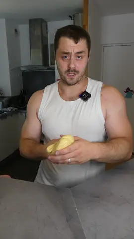 Si tu commences à prendre du gras, voici mon plan d'action pour renverser la vapeur : 1️⃣ Construis du muscle ! Entraîne-toi régulièrement et pratique des activités physiques pour brûler des calories et gagner de la masse musculaire. 💪 2️⃣ Stop aux sucres ajoutés ! Réduis-les au maximum et opte pour une alimentation riche en légumes, fruits, viandes et fruits à coque. Avec persévérance et régularité, tu verras des résultats : on passe de barbe à papa à Mike Tyson ! Si tu as des questions ou si tu veux des conseils personnalisés pour arrêter de stagner, pose-les en commentaire ou envoie-moi 