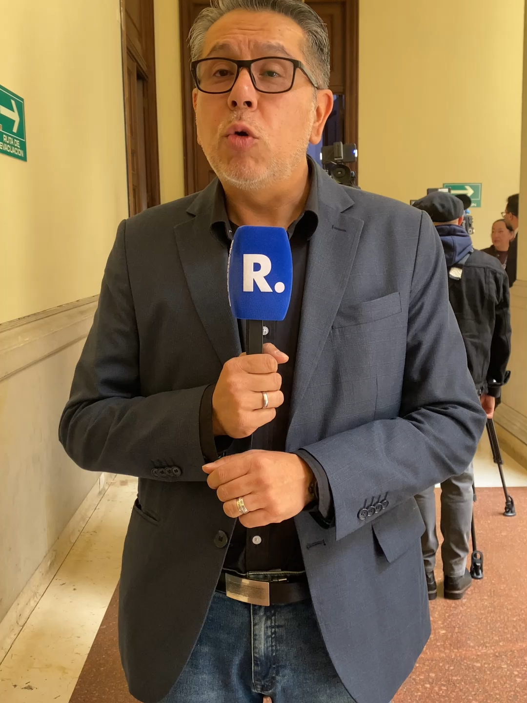 La radicación de la nueva reforma tributaria, que busca recaudar $26 billones, se vio marcada por la molestia de varios senadores debido a una hora de retraso y la ausencia de directivos de la Cámara de Representantes para recibirla. El ministro de Hacienda aseguró que la canasta familiar no se verá afectada y anunció una rueda de prensa a las 2:00 p. m. para aclarar dudas sobre la iniciativa.