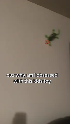 perfect for my nephews 😂#fypシ゚viral #gecko#geckotoy#geckoonwalltoy#cooltoys#tiktoktoys 