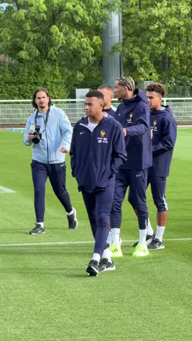 Kylian Mbappé à Clairefontaine avec l’équipe de France #kylianmbappé #kylianmbappe #mbappe #mbappé #equipedefrance 