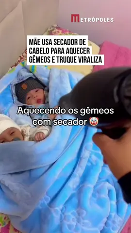 😯 Um vídeo inusitado e cheio de #criatividade chamou atenção da web ao mostrar a técnica de uma #mãe para aquecer os filhos #gêmeos nos dias mais frios. Em vez de apenas recorrer às mantas, ela utiliza o #secadordecabelo para espalhar ar quente no ambiente. O que acham da solução?🤔 #TikTokNotícias  📹 @lari.vallentina1 (ig) | @myhoodbr