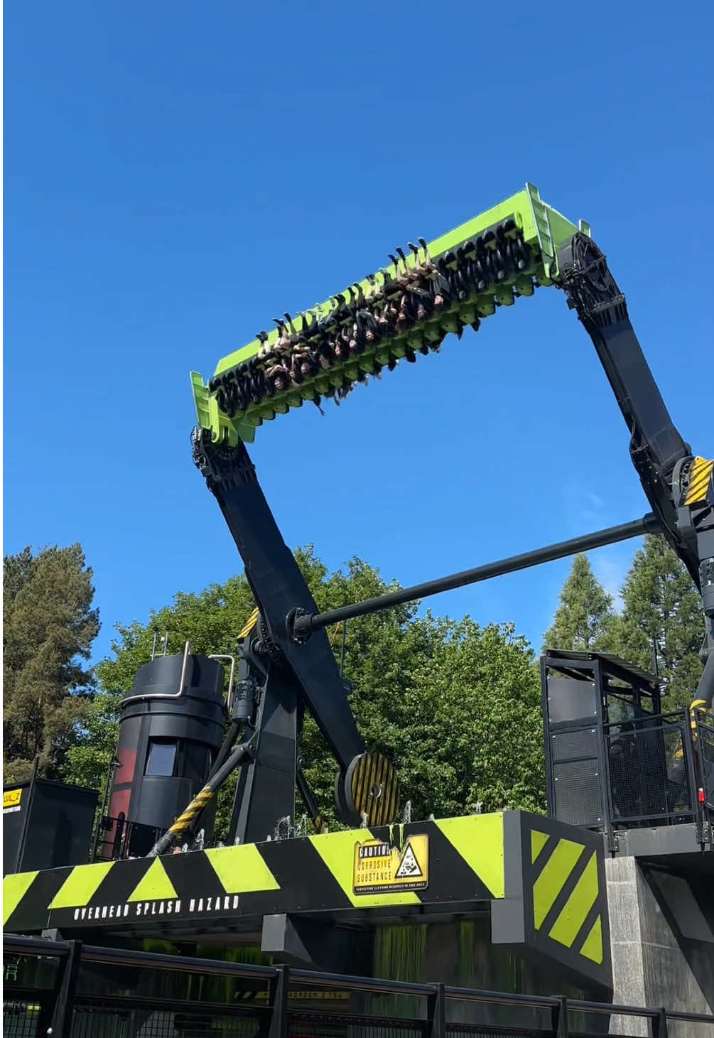 Wobbly wiggly Toxicator✌️🧪 #wobblywiggly #toxicator #altontowers #themepark 