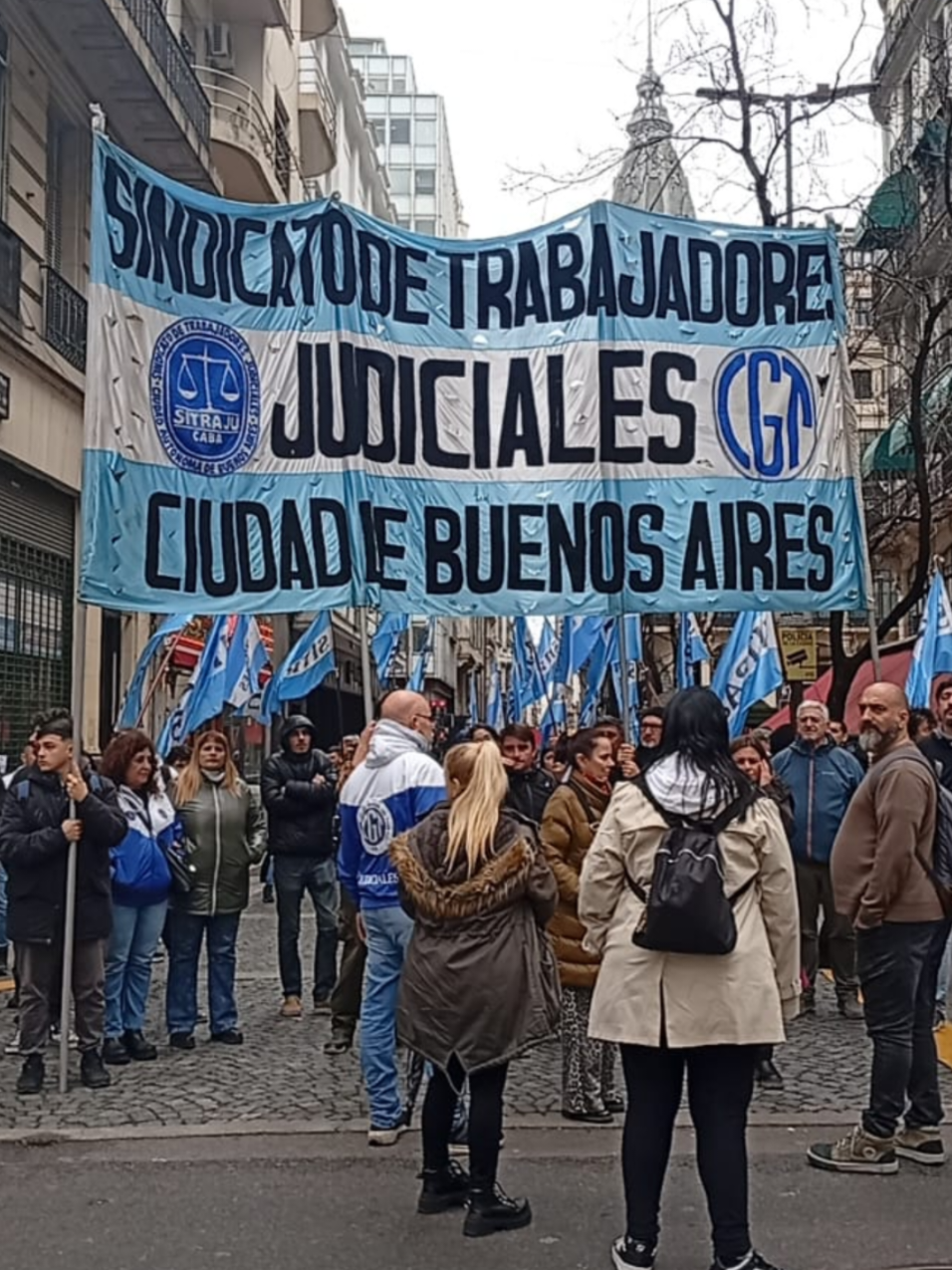 Judiciales de CABA reclaman gente a la legislatura porteña por mayores recursos para desempeñar sus tareas. Promoción de cargos, asignaciones presupuestarias y mejores condiciones de trabajo.  Señalan deficiencias en el Ministerio Público Tutelar. 