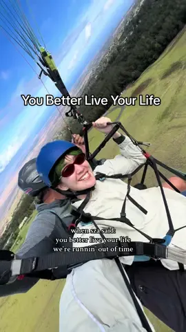 and support local while you're at it! #hawaiivacation #paragliding #supportlocalbusiness #huladance #traveltok 