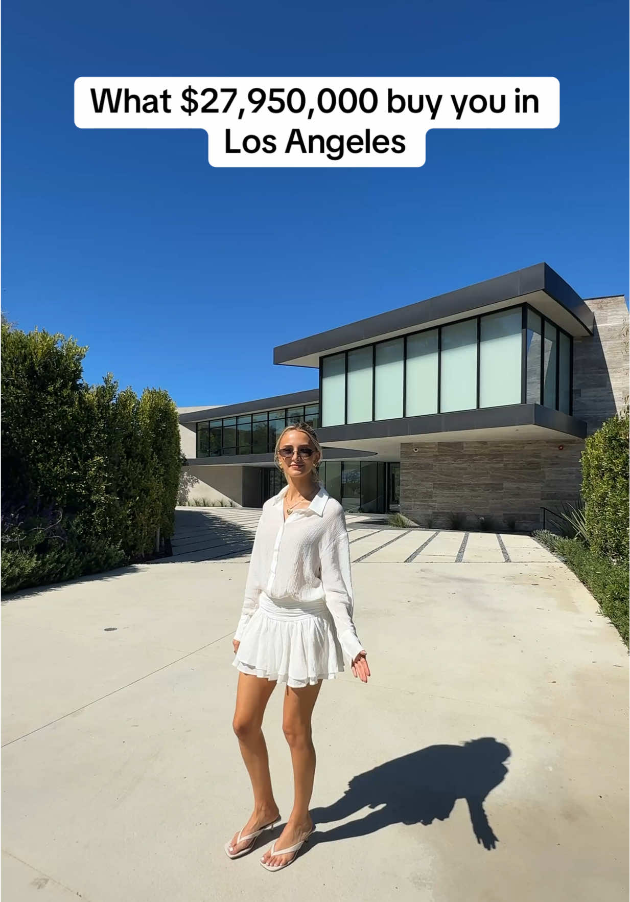 Located in Brentwood hills, Los Angeles. Designed by Landry Design & listed with Cindy Ambuehl #brentwood #larealestate #lahousetour 