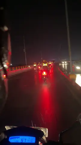Hujan tak lagi jadi penghambat,tetapi menjadi penambah cita rasa dalam Tugas #polri #patroli #polisiindonesia 