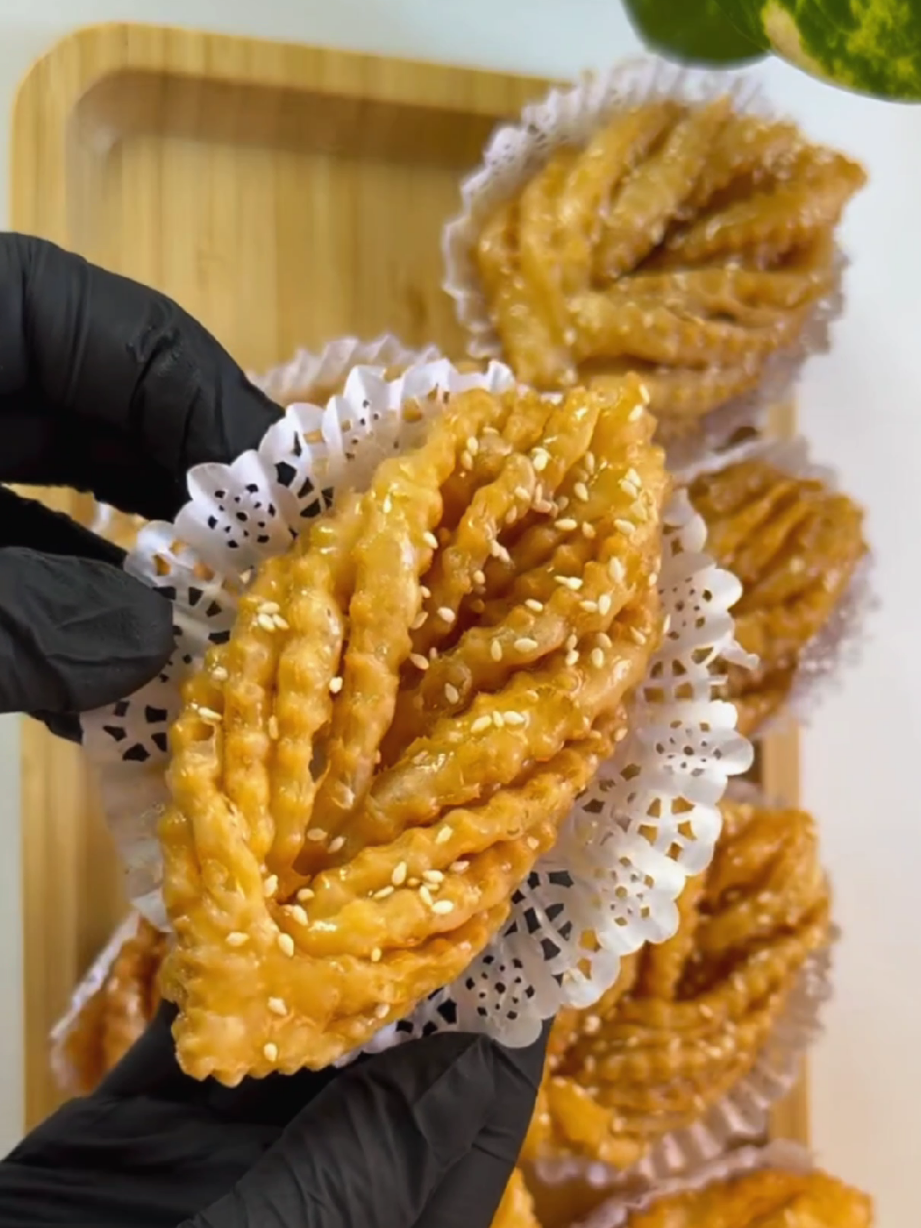 om_lyna_braijiya_34 قريوش الضفيرة بطريقة سهلة وبسيطة ✨👌 الوصفة المفصلة خطوة بخطوة تلقاوها على قناتي في اليوتيوب حلويات البرايجية 🎥 المقادير الأساسية: 3 كيلات فرينة 1 كيلة زبدة ذائبة 1 بيضة رشة ملح 1 ملعقة كبيرة خل ماء الزهر + ماء (لجمع العجين) زيت للقلي + عسل للتسقية #قريوش #قريوش_الضفيرة #حلويات #معسلات #حلويات_جزائرية 