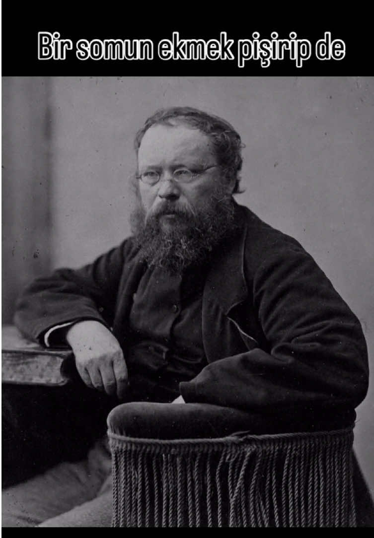 - Pierre-Joseph Proudhon 📕  Ekmek yapan aç kalıyorsa, saray diken ahırda yatıyorsa, lüks kumaş dokuyan paçavra giyiyorsa… Buna özgürlük mü diyorsunuz? Patronunla ortak değilsen, zincirini tutan el ondadır !  @felsefeseli  • • • • • #pierrejosephproudhon #karlmarx #işçi #ekmek #saray 