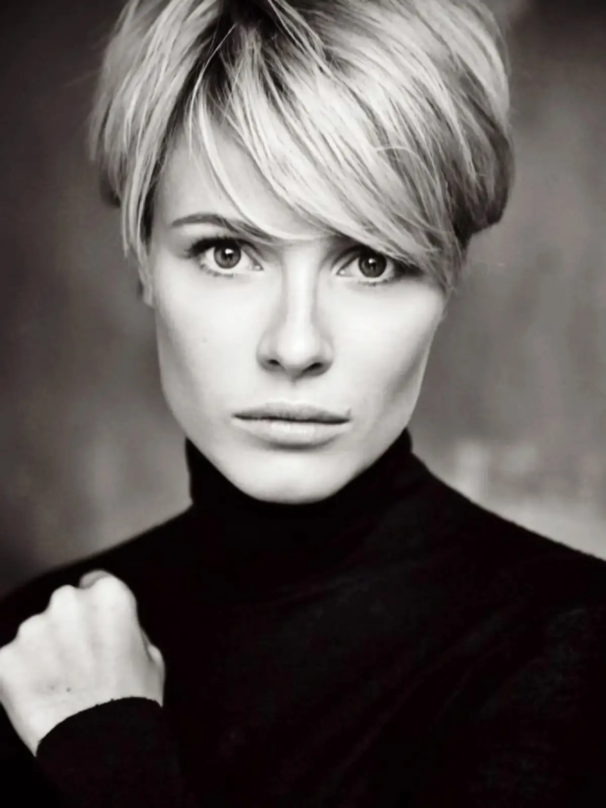 РАЗОЧАРУЙСЯ УЖЕ ОКОНЧАТЕЛЬНО - И ЖИВИ СПОКОЙНО. ПЕРЕСТАНЬ ЖДАТЬ, ЧТО ОДНАЖДЫ ВСЁ СТАНЕТ ИДЕАЛЬНО. Что кто-то придёт, поймёт тебя без слов, угадает все твои потребности, и ты наконец расслабишься. Что работа станет мечтой, друзья - безупречными, а ты - версией себя без страха, стыда и сомнений. Разочаруйся. Не с горечью, а с облегчением. Разочарование - не про боль, а про правду. Это как снять розовые очки, потереть глаза и наконец увидеть, что мир несовершенен. Что люди не всегда могут быть рядом. Что ты сам иногда слаб, груб, уязвим и не знаешь, чего хочешь. Разочаруйся в идеальной любви - и у тебя появится шанс встретиться с настоящей. Где не всё гладко, но есть искренность. Где не прячут страх, а говорят о нём. Где не играют в идеальность, а выбирают быть рядом, даже когда трудно. Разочаруйся в том, что однажды всё встанет на свои места. Иногда не встаёт. Иногда остаются дыры, трещины, неотвеченные вопросы. И это не мешает тебе жить. Дышать. Радоваться. Делать то, что важно. Разочаруйся - и ты поймёшь, что можно жить не в ожидании чуда, а в опоре на реальность. И от этого реальность становится чище. Надёжнее. Теплее. Спокойствие - это не когда всё хорошо. А когда ты перестал ждать, что будет как-то иначе. Анна Колосова.