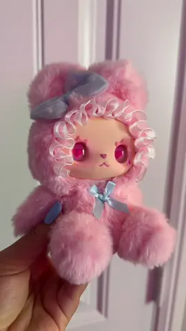 Meet Lovely Emma 💕✨ She’s giving full kawaii energy — tiny, detailed, and straight out of a dreamy trinketland. I’m obsessed 🩷 These are the little things that make my collector heart so happy. #LovelyEmma #TrinketTok #KawaiiAccessories #MiniToyAddict #CuteCollectibles #KawaiiUnboxing #BlindBoxUnboxing #TrinketOfTheWeek #TinyThingsBigJoy #UnboxingASMR #PopMartStyle #ToyTok #KawaiiCore #thabeehivee 