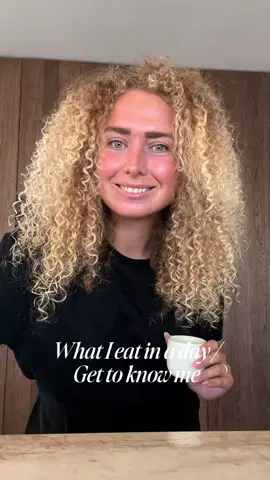 WOW! Ik had nooit verwacht dat jullie allemaal zo gek waren op kreeftenbitterballen. Tijd voor een kleine get to know me verpakt in een what I eat in a day. Geen zorgen; het volgende recept staat alweer gepland voor eind deze week. 😏 #whatieayinaday #foryou #gettoknowme 