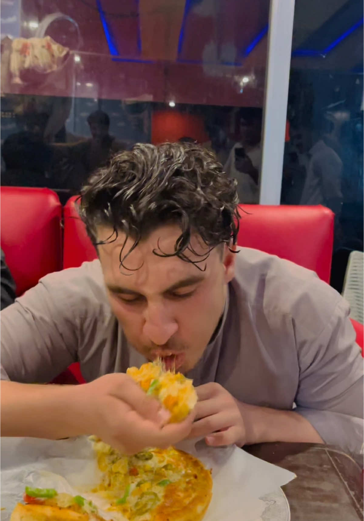 Pizza challenge baki halat video k ogore 😂❤️#foryou #hopeforthebest #viral #foryoupage #mobileresturant #foodvan #pizza #specialpizza #delicious #restaurant #foodtruck #deliciousstop 