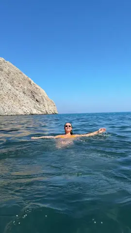 a must visit if you’re going to Santorini!! 🧿 Only 25 min drive from Fira! 🇬🇷🩵🤍💙 #santorini #blacksandbeach 