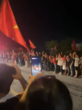 Điểm cầu Biên Giang chúng t đợi đoàn A80 ở cầu Mai Lĩnh từ 22h đêm tới 1h15 sáng 2/9 chỉ để giao lưu vài phút ngắn ngủi thế này thôi ạ. Những lúc như này mới thấy tình quân dân và lòng yêu nước lớn đến thế. Về xong chuẩn bị sáng sớm lại lên Mỹ Đình xem khối Tài Khí thôi 😂😂 #a80 #dieubinh #vietnam #trending 