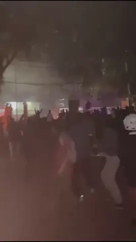 lagi lagi dan lagi aparat bikin rusuh setannn, kali ini di kampus Unisba dan Unpas bandung, nyerang area KAMPUS DAN MEDIS, udah stress ini aparat. yang kaya gini mau dinaikin pangkatnya pak?? #demo #dpr #bandung #unisbabandung #unpas 