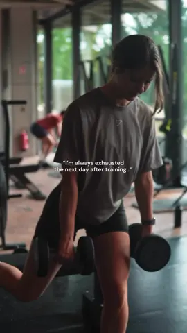 How well you recover determines your gains ↓ 🍳 get 20–30g of high-quality protein after training, it maximizes muscle repair 🍇 take 0.5–1g of carbs per kg of body weight post-workout it replenishes glycogen, lets your muscles recover faster & reduces next-day fatigue 💧girls, even mild dehydration can make you feel tired plus sweating also leads to electrolyte losses, which can lead to fatigue if not restocked #Fitness #gym #nutritionist #nutrition #gymrecovery 