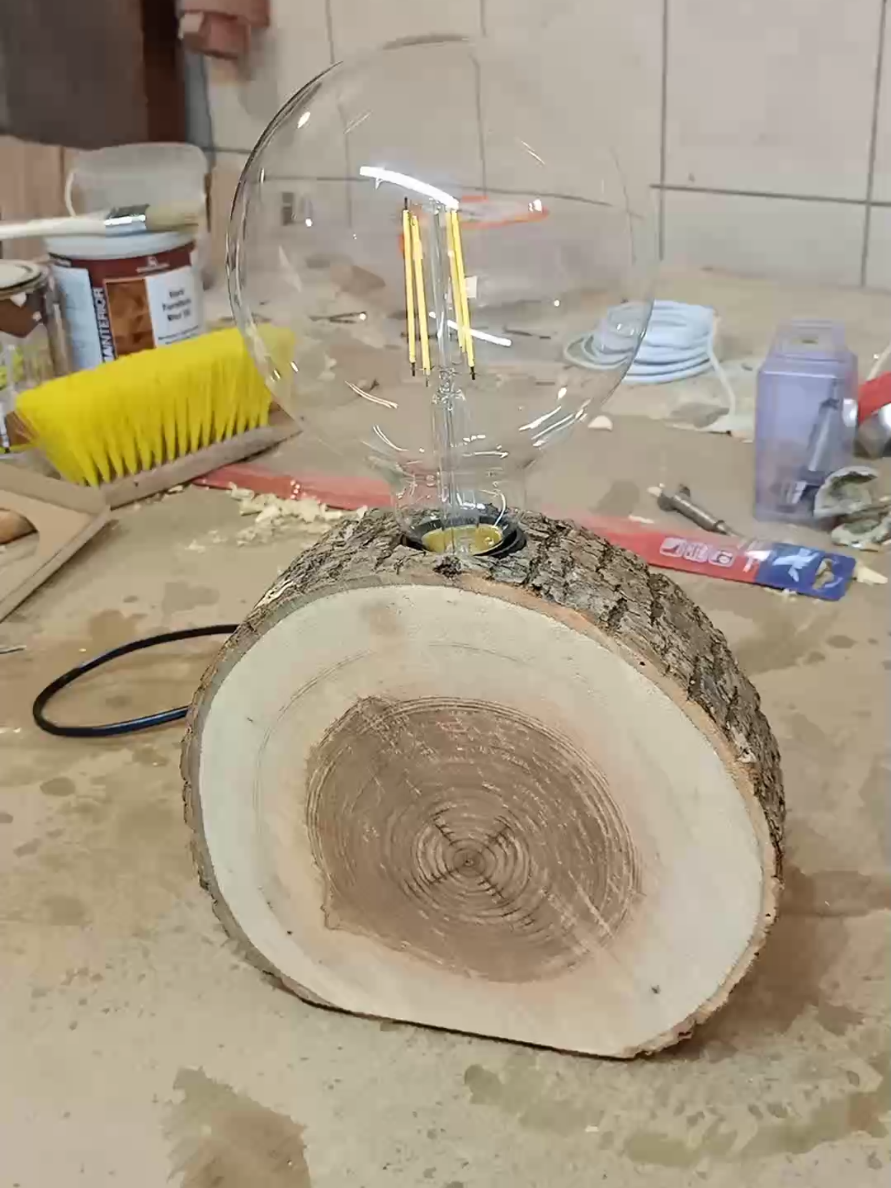 Zrobiłem lampę z plastra jesionu, ale szczerze… nie do końca jestem zadowolony z efektu 😅 Co myślicie? #lampadrewniana #woodlamp #drewnianadekoracja #handmadelamp #reclaimedwood