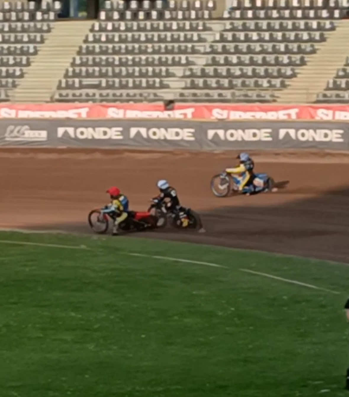 Fatalnie wyglądający upadek Obsta, Sobkowiaka i Harendarczyka 💥 #speedway #żużel #shorts #short #crash