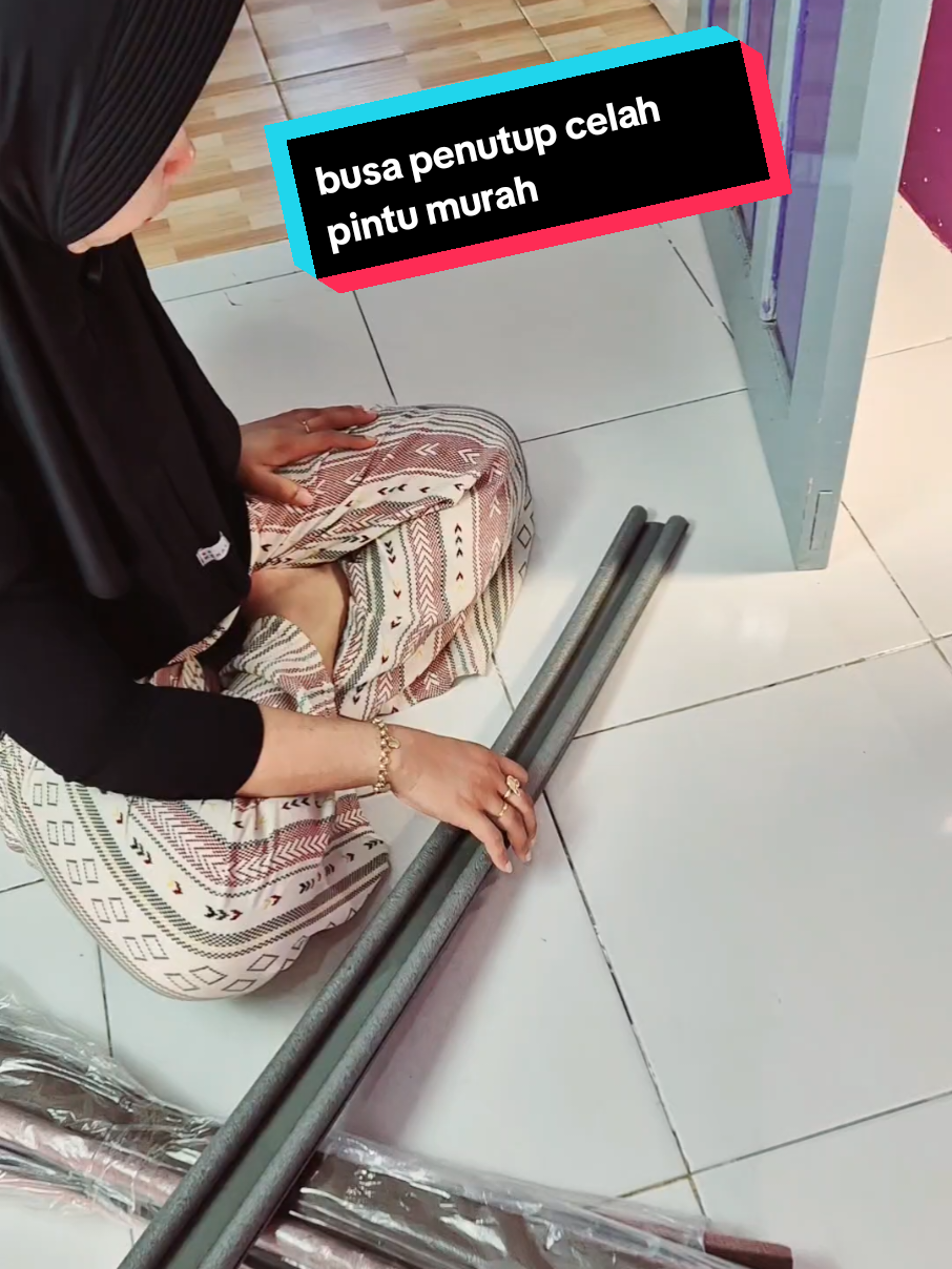 jalan masuk kala jengking di bawah pintu ini ya kk,wajib tutupi dengan busa penutup celah pintu ya #busapenutupcelahpintu #busapenutuppintu #busapintu 