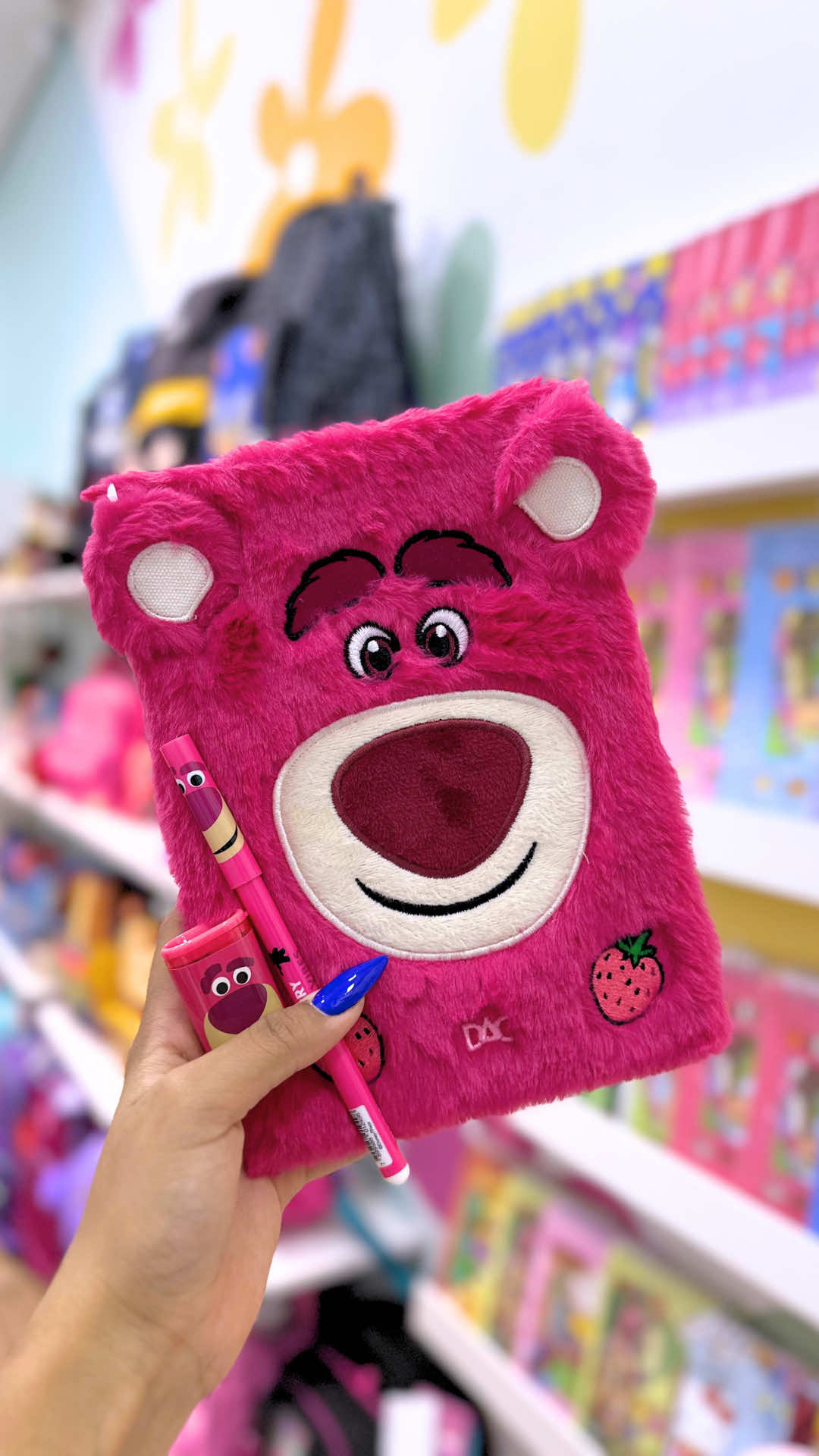 🍓🐻 Se você é fã do Lotso, prepare-se para se apaixonar por esse kit completo! 💕 Faça seu Pedido pelo nosso site ou WhatsApp 📲 www.annamipapelaria.com.br  +55 18 99611-6430 enviamos para todo Brasil ✈️ 📍Rua Siqueira Campos,522 Centro Birigüi-Sp #annamipapelaria #papelariacriativa #papelariafofa #papelariabirigui #papelaria       