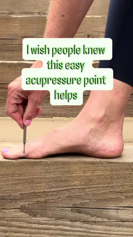 Try this pairing of acupressure points for bloating and weight loss!  #acupips #earseeds #acupressure #weightlossjouney #bloating 