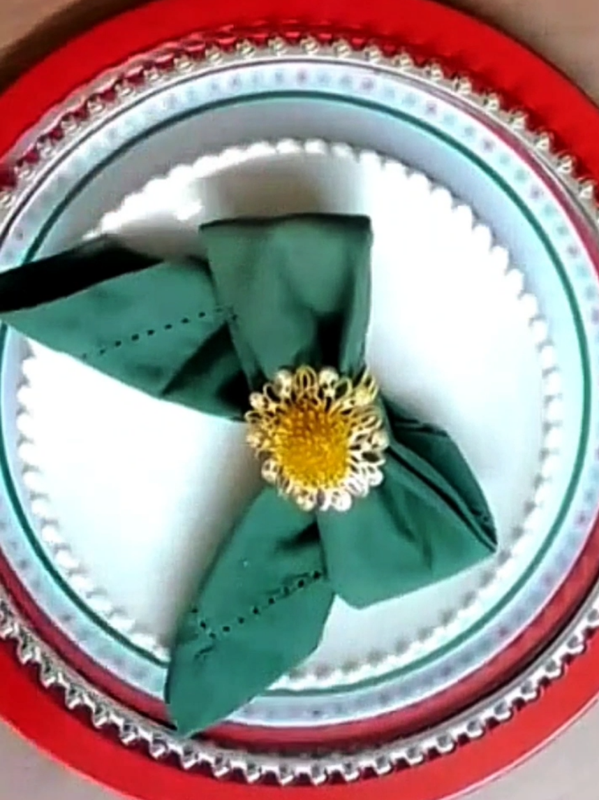 ✨🎄 Um detalhe simples que transforma a mesa de Natal! Veja como fazer um lindo laço com guardanapo e encante seus convidados ❤️🎁 #DIYNatal #DecoraçãoNatalina #MesaPosta #ideiasnatalinas #facavcmesmo 