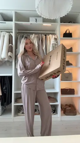 a very autmnal tracksuit 🤎 i looove this