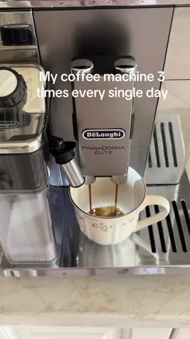 Guilty pleasure 🥹 #coffeeaddict #foryoupagе #coffeetiktok #viral #delonghi 