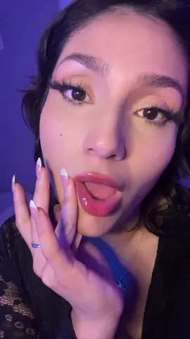 Left a big mess >.< #lipgloss #mess #cleanup #staringcontest #latina #mommy #hey 