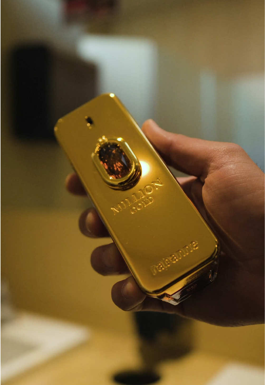 Protegido como uma joia. Entre o luxo e a essência, esta Million Gold Elixir. A nova fragrancia de @rabanne 💛 #MILLIONGOLDELIXIR #RABANNEPARFUM *publi