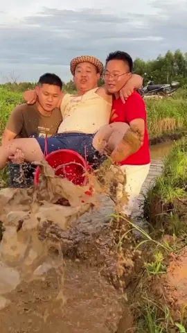 Funny pranks 🤣🤣#funnyprank #funnyreels #viralreels #foryou #usaaudience 