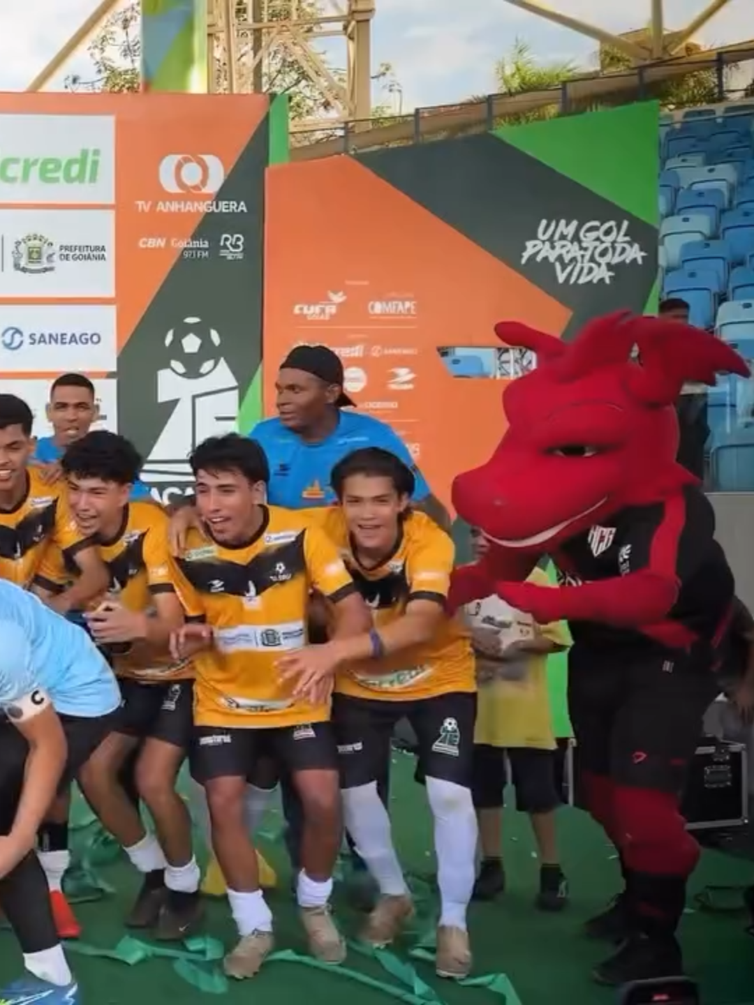 🏆🐲 Que honra gigante estar nesse projeto incrível 🙏! O Dragolino 🐉 mostra que é querido não só no coração da torcida atleticana ❤️🖤, mas também em todos os cantos do mundo 🌍🔥. 🏟️✨ O Estádio Olímpico de Goiânia foi palco de momentos inesquecíveis! A Taça das Favelas Goiás 2025 chegou à sua final histórica, reunindo meses de emoção, superação e muito futebol. Famílias, atletas e comunidades celebraram juntos este dia mágico, cheio de energia e paixão. ⚽🔥 Golaços, arquibancadas vibrantes e a energia contagiante das favelas, que só quem vive sabe sentir 🎶🙌. 👑 Gentil Meireles (Feminino) conquistou a vitória, mostrando a força da mulher goiana e brasileira 💪✨👩⚽. 👑 Vila Alto da Glória (Masculino) levantou a taça, provando que os sonhos da garotada continuam vivos 🌟 e podem se transformar em futuro no futebol ⚽🔥. 📺 Toda essa emoção chegou às casas do público ao vivo pela TV Anhanguera, com uma equipe incrível: 🎤 @alexnarrador 🎙️ @paula_parreira 🎙️ @ernando_r.lopes 🎤 @rafaelsebba 💖 A Taça das Favelas é mais do que futebol. É inclusão, é oportunidade, é transformação ✨🌎. E, com a liderança de Breno Cardoso, que conduz a CUFA em Goiás, esse trabalho magnífico chega à periferia de Goiânia, abrindo portas e oportunidades para todos 🙌🔥. Mostra que o esporte tem o poder de mudar histórias e inspirar gerações. ✍️TEXTO: Paulo Marcos Dragolino 🐉 ------------------------------------------ PRODUÇÃO DO VÍDEO: @tacadasfavelasgo 🎥 ----------------------------------------- #TaçaDasFavelasGO 🏆⚽ #TVAnhanguera 📺 #Globo 🌐 #CUFA 🤝 #Dragolino 🐉 #AtléticoGoianiense ❤️🖤 #FutebolÉVida ⚽✨ #ForçaDaPeriferia 💪 #OrgulhoGoiano 🔥 #FutebolFeminino 👩⚽ #FutebolMasculino 👦⚽ #EstádioOlímpico 🏟️ #ComunidadeUnida 🙌 #PauloMarcosDragolino ✨