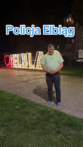 Oliwier poszedłby dzisiaj na rozpoczęcie roku do wymarzonego technikum. Nie poszedł bo leży w grobie.  15.08.2025 sąsiad mitoman zadzwonił na policję i zgłosił że chłopak skacze po dachach samochodów przy Robotniczej w Elblągu. Policja przyjechała i w pisemnej notatce stwierdziła iż brak jest jakichkolwiek zniszczeń w miejscu wskazywanym przez mitomana. Mimo to rozpoczęto pościg za nastolatkiem, który popełnił ciężką zbrodnię cytat z policyjnej notatki „chodzi po trawie między blokami i sam do siebie mówi” (nowa zbrodnia w przepisach prawa) Amatorzy niebieskich mundurów postanawiają zatrzymać chłopaka. Na początku strzela do niego miotaczem gazu, po chwili rozłożą teleskopową pałkę i będą go tłukli. Gdy chłopak będzie leżał na ziemi skuty kajdankami do tyłu policjanci nakażą sąsiadowi mitomanowi trzymać zbira razem z nimi, po chwili jeszcze jeden społeczniak dołączy do nich i będzie pacyfikował ważącego 61 kg dziewiętnastolatka. Kiedy jego serce stanie łaskawcy przekują go na ręce z przodu. Pani doktor z SOR-u będzie chciała ratować dziecko za wszelką cenę „ gdy wykonałam zabieg dotchawiczny zaczęłam się dusić, nie mogłam złapać tchu musiałam przerwać reanimację i poprosiłam kolegów anestezjologa i ogólnego, byłam podduszona a ten żel wciąż wypływał” Oliwier zmarł. Podła elbląska policja wydała kłamliwy komunikat atakując lokalny portal. Jutro wszystko zobaczycie… Poproszę hejterow o sklejenie kukli, bo jutro nie będziecie mieli żadnych argumentów by bronić zabójców!!!#zbigniewstonoga 